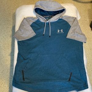 Men’s Under Armor short sleeve, hooded, heat gear top. Large.